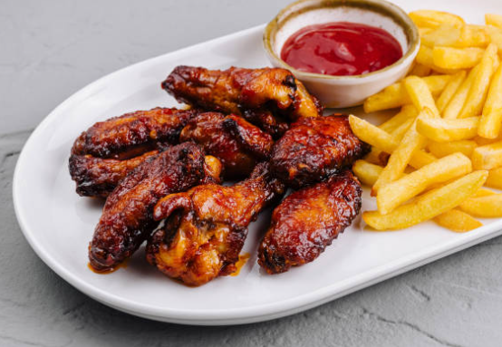 Chicken wings with chips and salsa